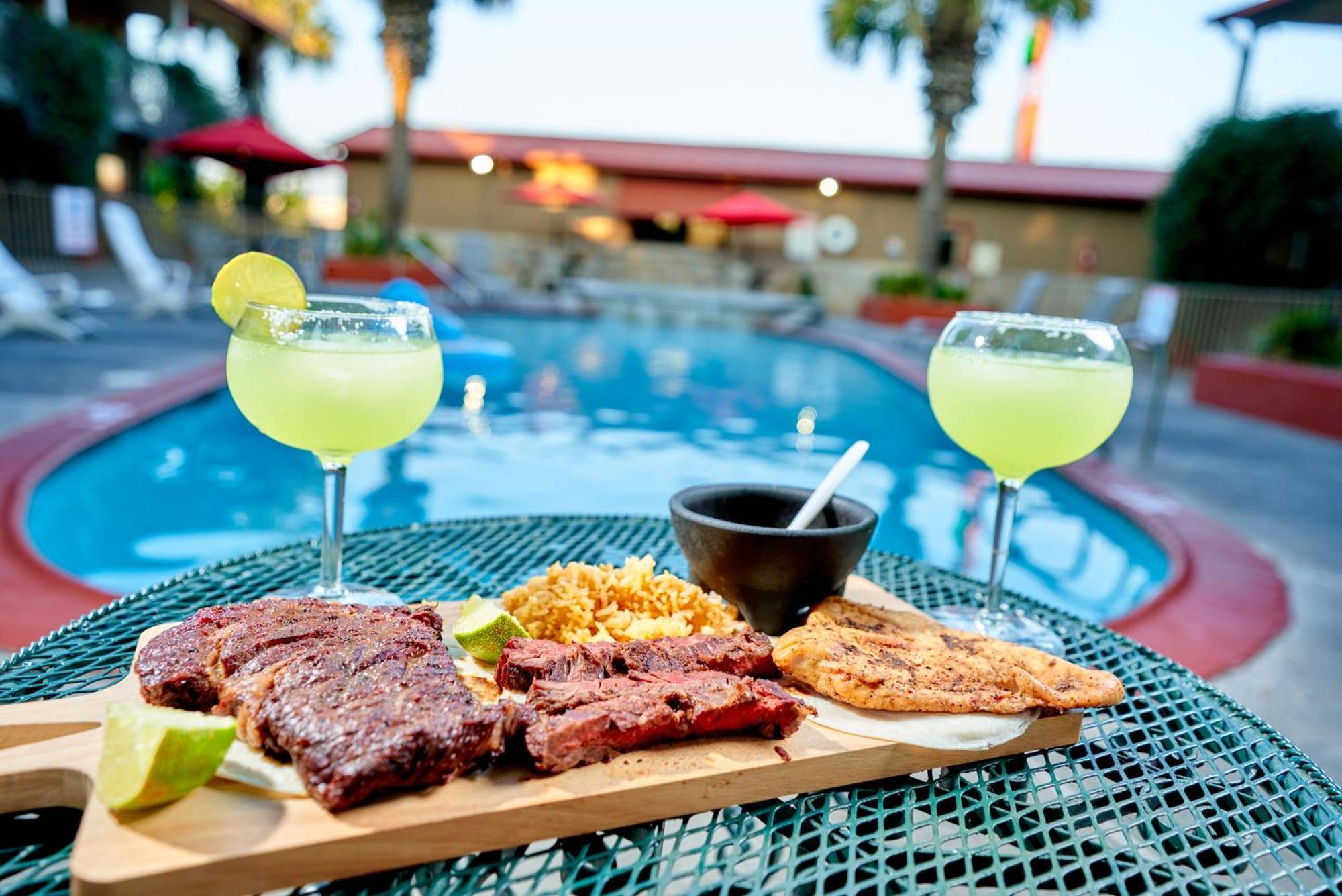 Family Garden Inn & Suites Laredo Esterno foto